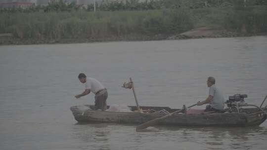 渔民河里捕鱼实拍镜头