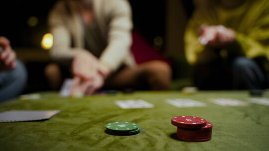 赌客围着桌子赌博