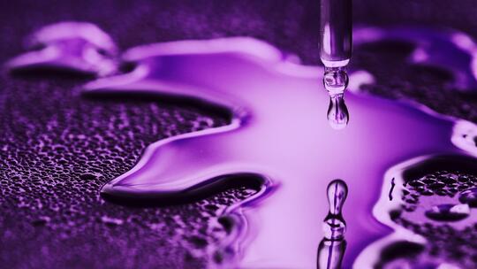 暗紫色精华液滴管美妆素材