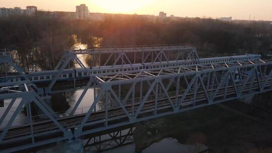 火车日落时经过的铁路桥