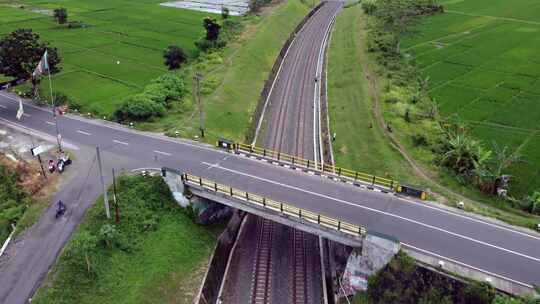 稻田和高速公路下铁路线的鸟瞰图。印度尼西