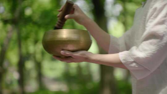 颂钵疗愈或音钵疗愈森林树林寺庙公园