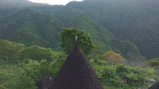 印度尼西亚Wae Rebo传统小屋、山脉