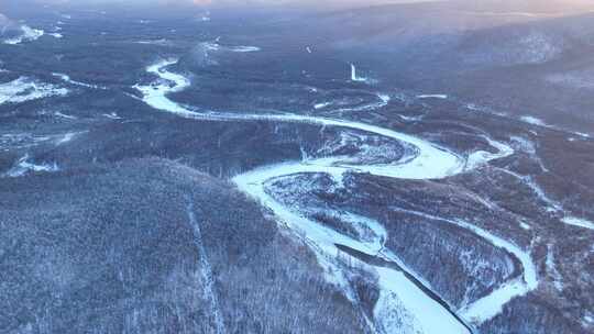 航拍黎明时的林海雪原冰封河流