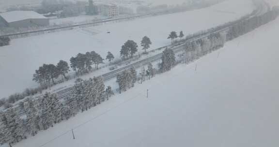 被雪覆盖的村庄及铁路线的冬日景象