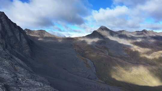 航拍川西乌库楚雪山山谷风光