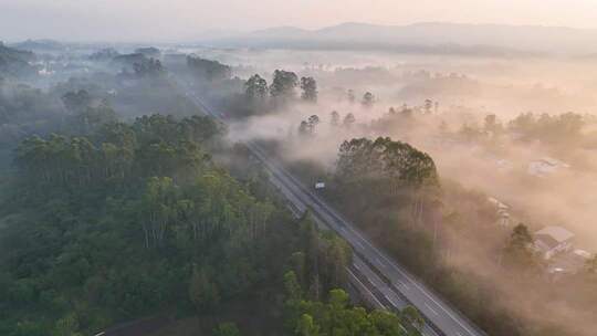 清晨唯美云雾中国高速公路日出晨雾