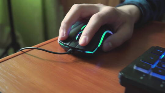 玩家使用照明键盘玩游戏视频素材模板下载