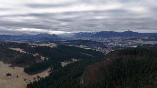 斯洛伐克多尔尼·库宾镇的鸟瞰图