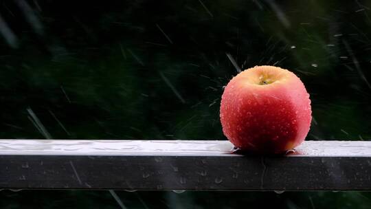 窗台上 雨水冲刷的红色的苹果视频素材模板下载