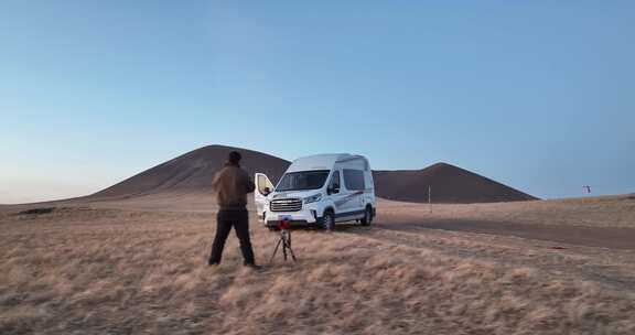 草原火山房车露营