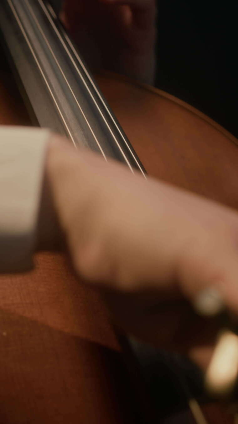 演奏大提琴手部特写素材 竖屏