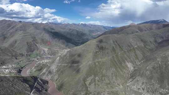 无人机航拍西藏那曲晴朗天气的高山风景