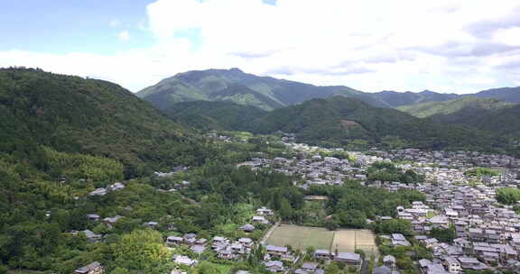 日本竹林岚山旁京都村的无人机镜头。