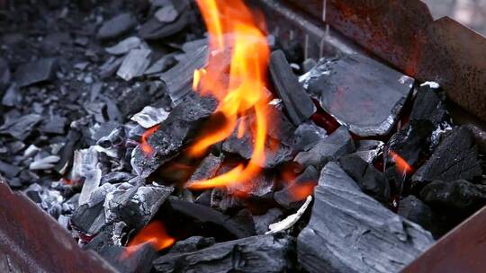 炭块和火焰在火盆里燃烧