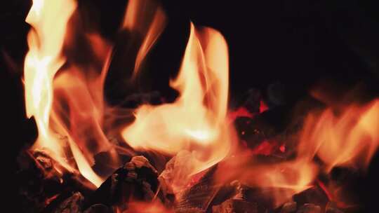 户外燃烧着的木炭篝火木材火红火焰放松环境