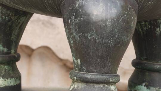 铜鼎铜炉青铜铸铁文物故宫大殿前 ~视频素材模板下载