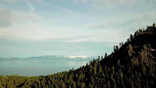 山顶森林中的湖泊碧绿湖水山顶湖泊茂密森林