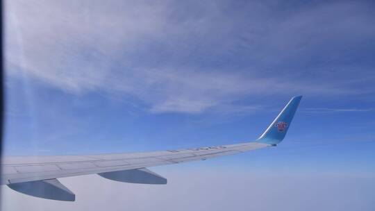 飞机舷窗外的云朵