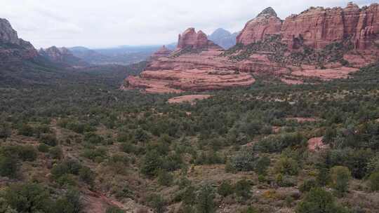 亚利桑那州塞多纳高耸的红色岩石、山脉和山丘。鸟瞰图
