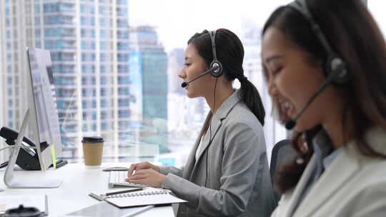 亚洲女商人电话营销团队在呼叫中心城市办公
