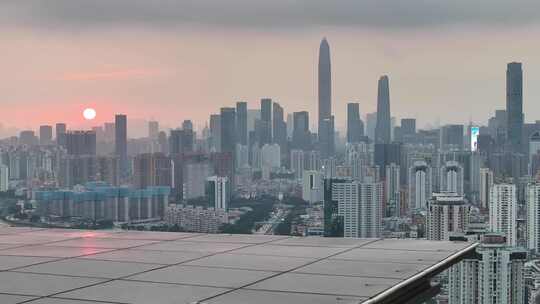 男人站在深圳的楼顶