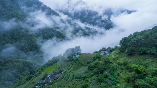 云雾缭绕的村庄