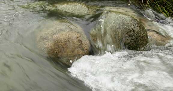 灌溉沟里流动着淡水