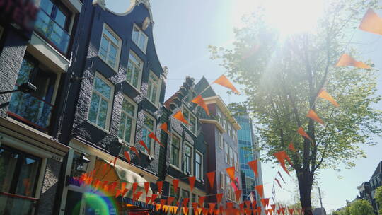 挂着许多橙色小彩旗的老房子
