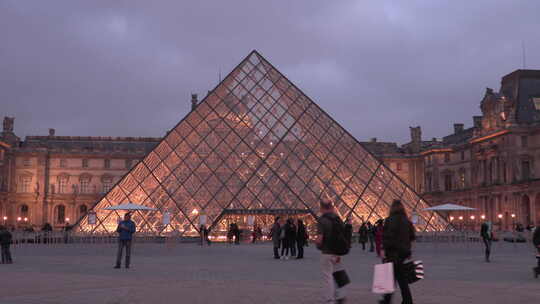 华灯初上的法国巴黎卢浮宫视频素材模板下载