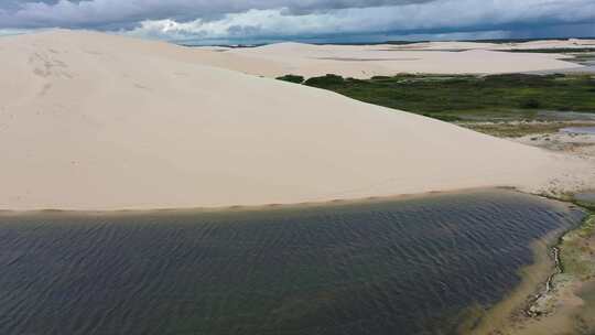 Jericoacoara Ceara巴西。风景优美的沙丘和绿松石雨水湖