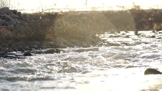 水波翻涌的自然河流景象