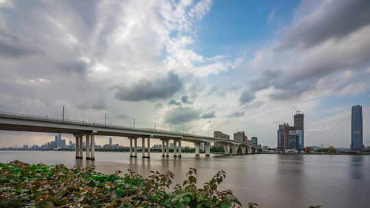 广州琶洲大桥蓝天白云车流河流延时风光