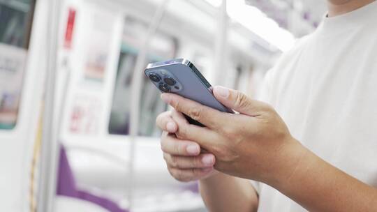 地铁上用手机玩手机
