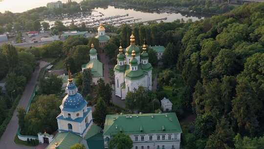 带有绿色圆顶的美丽东正教教堂的空中全景视频素材模板下载