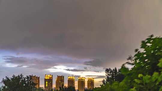 夏季城市傍晚乌云闪电雷雨天气