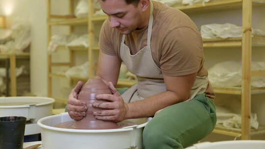 工作室小企业车间陶制轮上的陶器成型粘土纺