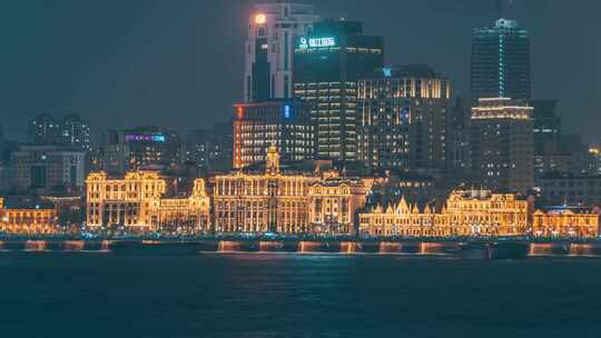 上海外滩万国建筑群与黄浦江上船舶夜景延时