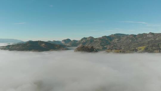 浓雾覆盖的山谷航拍