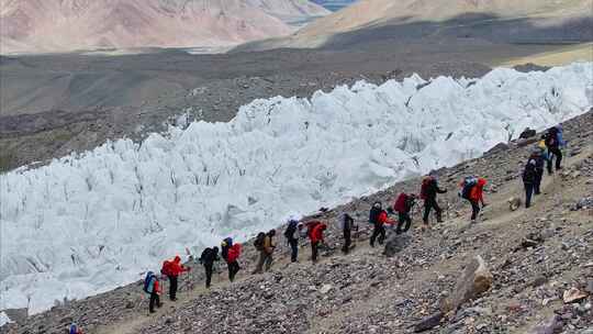 航拍攀登慕士塔格峰冰川冰塔林旁的登山队