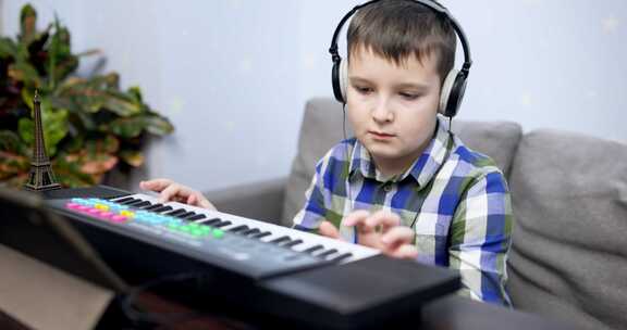 男孩在家玩合成器
