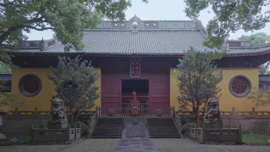 江南浙江杭州阴雨天净慈禅寺风吹叶动