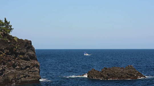 日本城崎海岸海边分光 海浪拍打礁石高清在线视频素材下载