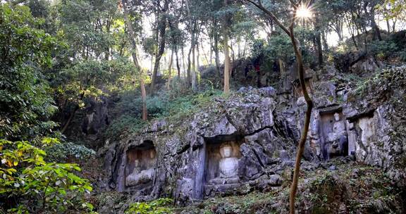 杭州灵隐寺日光照射岩壁上的石佛