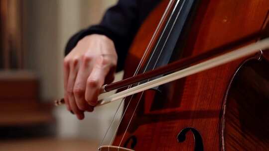 演奏者拉奏大提琴特写