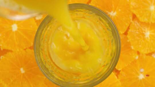 将新鲜的橙汁倒入杯中橘汁鲜榨果汁橙子汁