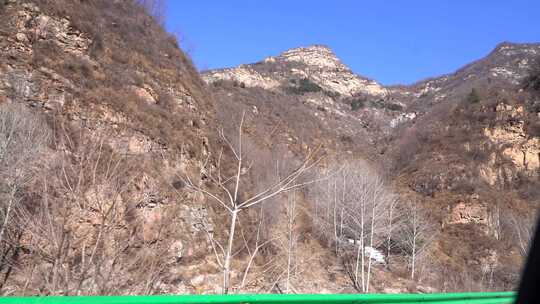 公路旁山村与山林景致