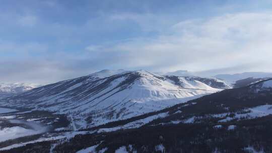 航拍新疆冬季喀纳斯河流晨雾雪山森林雪景