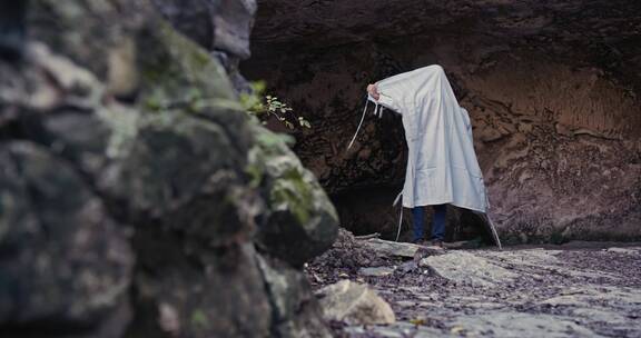 山洞里祈祷的男人