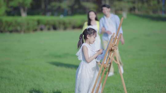 妈妈草坪上教孩子画画 母女 亲子时光